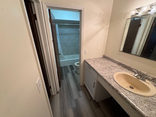 Building Photo - Spacious 2-Bedroom Apartment
