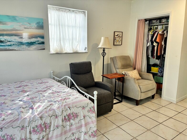 Building Photo - 6334 SW 35th St