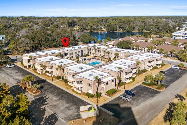 Building Photo - 10100 Lakeshore Dr