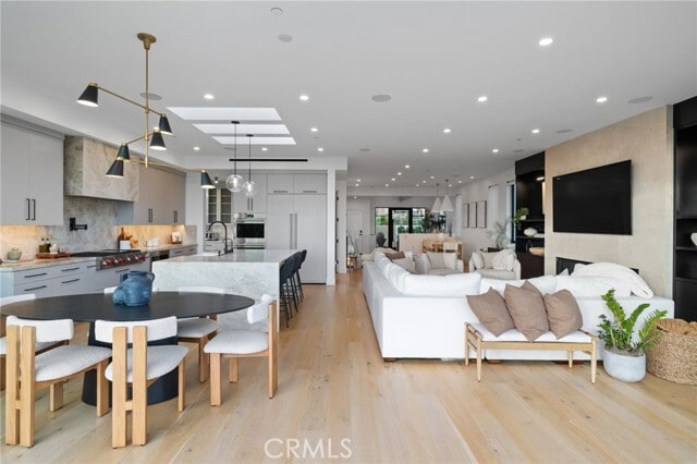 Building Photo - 807 N Paulina Ave