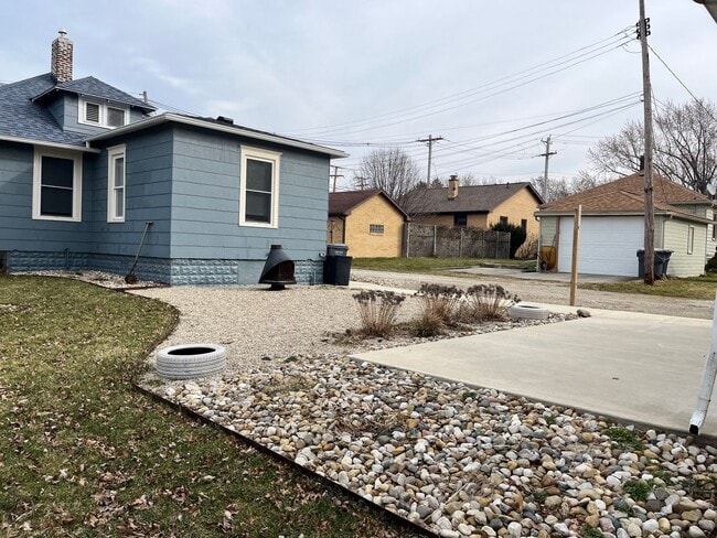 Building Photo - 3-bedroom, 2.0 bathroom home in Saint Joseph