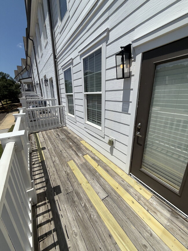 Building Photo - 222 Town Center Dr