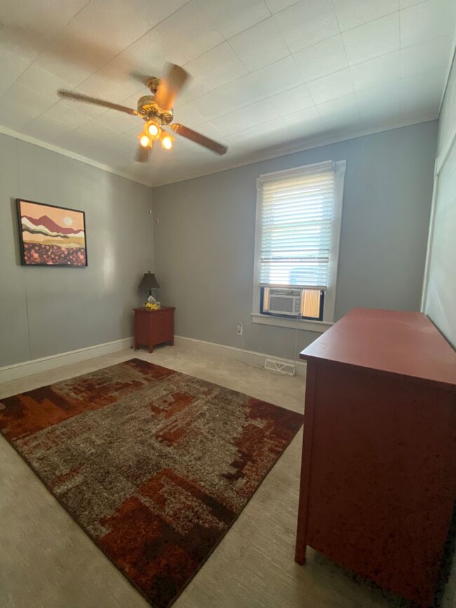 Building Photo - 3 Bedroom, 3.5 Bathroom In Downtown Perryv...