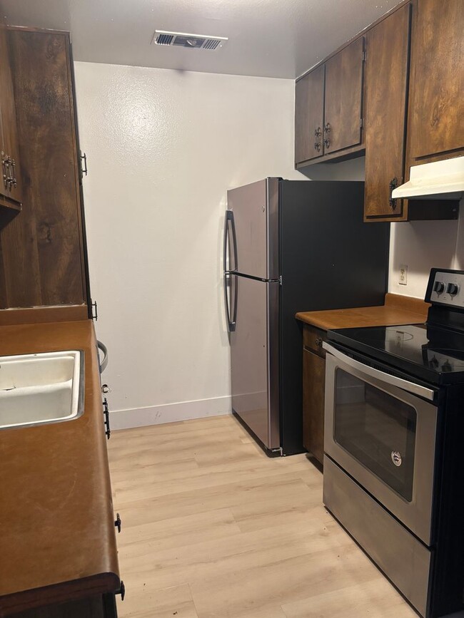 Building Photo - 1221 N Peach Ave