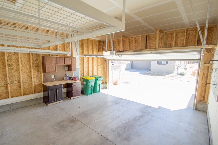 2 car garage - 1810 Volterra Way