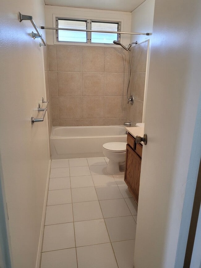 Building Photo - Nice 3bd, 1.5 bath, 2pkg 1268sqft w/lanai ...