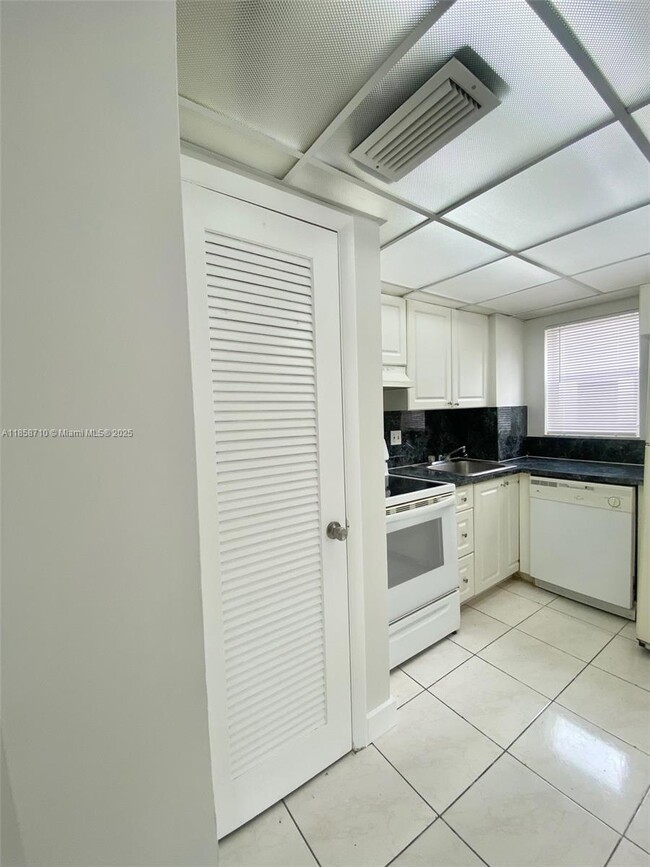 Building Photo - 3200 Coral Springs Dr
