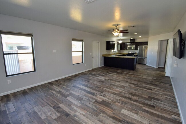 Building Photo - Modern 3 Bed 3 Bath - Less than 1 Mile to University of Arizona