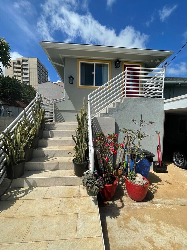 Renovated 3 UNITS right next to UH Manoa d... 2951 Kalei Rd Honolulu