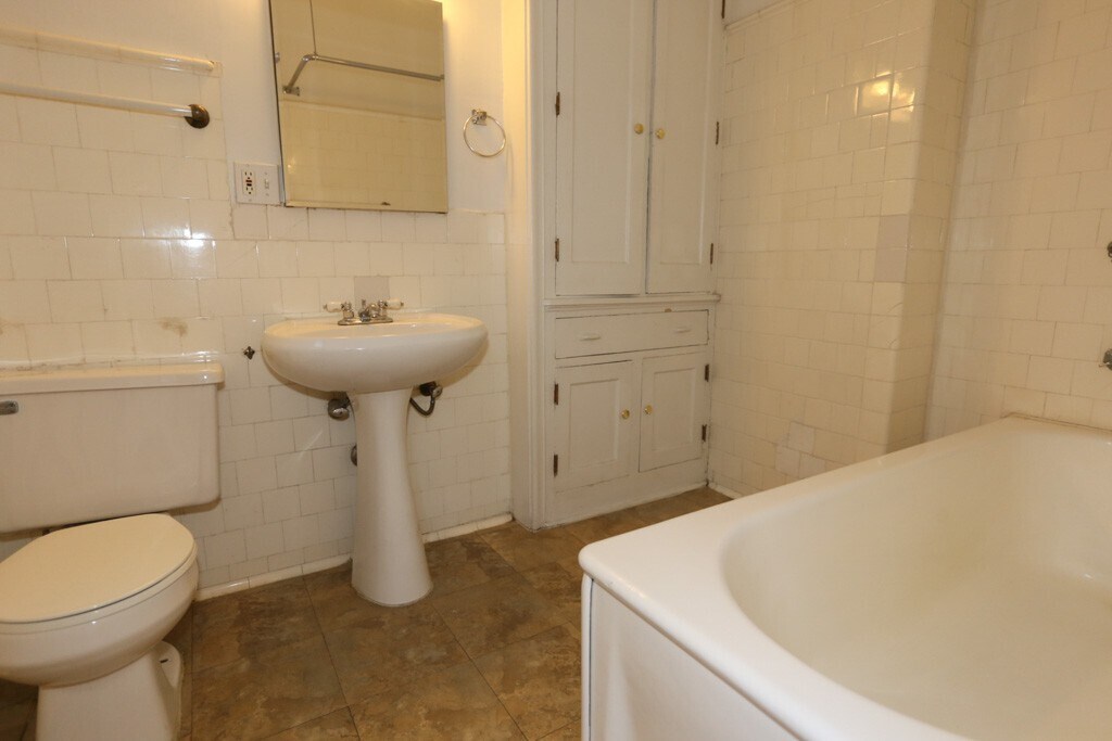 Building Photo - 665 W Melrose St