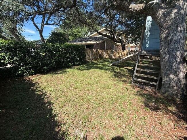 Building Photo - Gulf Breeze - Proper - 5 bedroom, 3.5 bathroom with pool and lawn care included