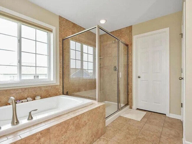 Building Photo - Beautiful 5bed home in apple valley! Dont miss this one!