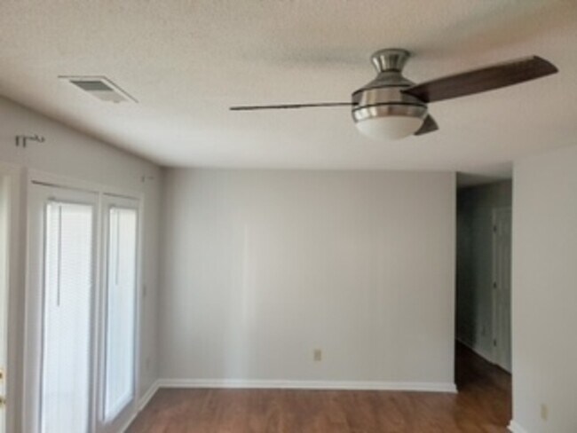 Building Photo - 2328 W Vandalia Rd