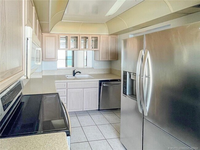 Building Photo - 10680 S Ocean Dr