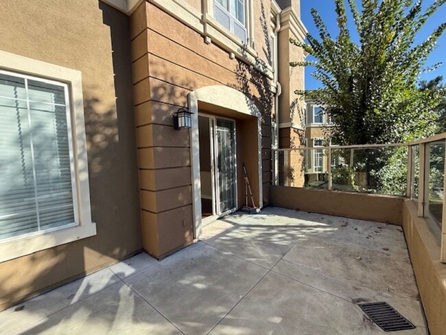 Building Photo - Condo in highly sought-after Vantage Commu...