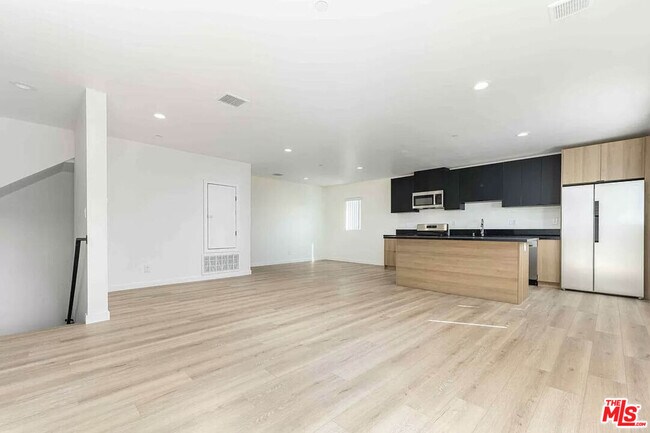 Primary Photo - 2103 Burnside Ave