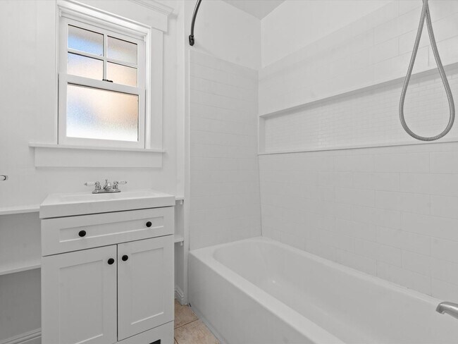 Building Photo - 2 bed, 1 bath with built in office near UNR