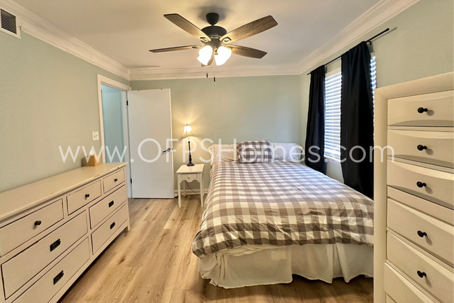 Building Photo - FURNISHED UNIT AVAILABLE APRIL 1!