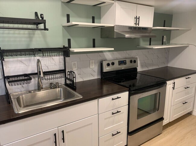 Full Kitchen - 1370 E Old Maple Ct