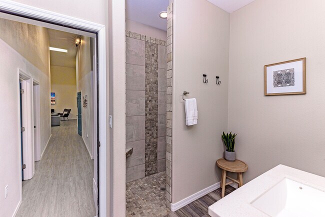 Building Photo - 820 Avalon Ave