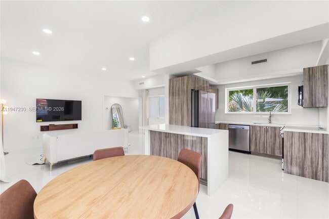 Building Photo - 1581 Normandy Dr