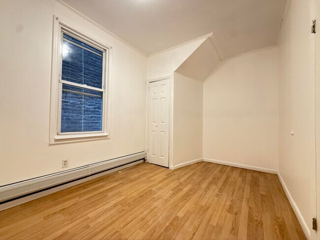 Building Photo - 136 W 31st St