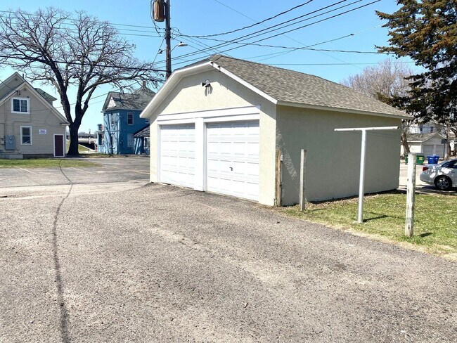 Building Photo - 305 8th Ave S