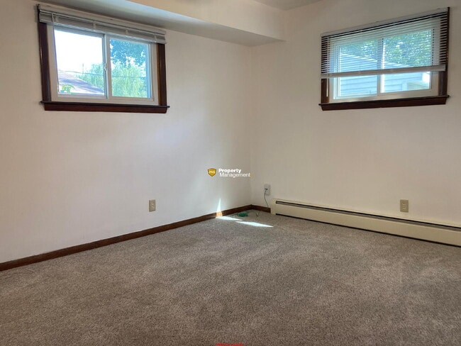 Building Photo - Duplex Neenah