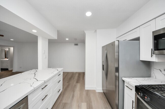 Building Photo - 5542 Holly St