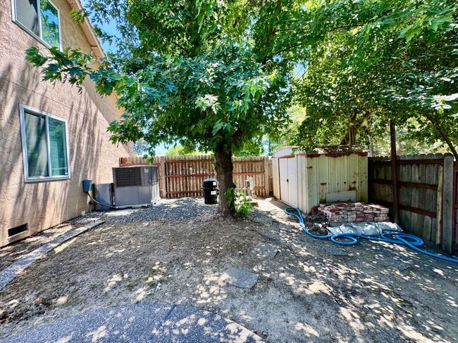 Building Photo - NOW AVAILABLE - 4 BED, 3 BATH, 2 CAR GARAG...