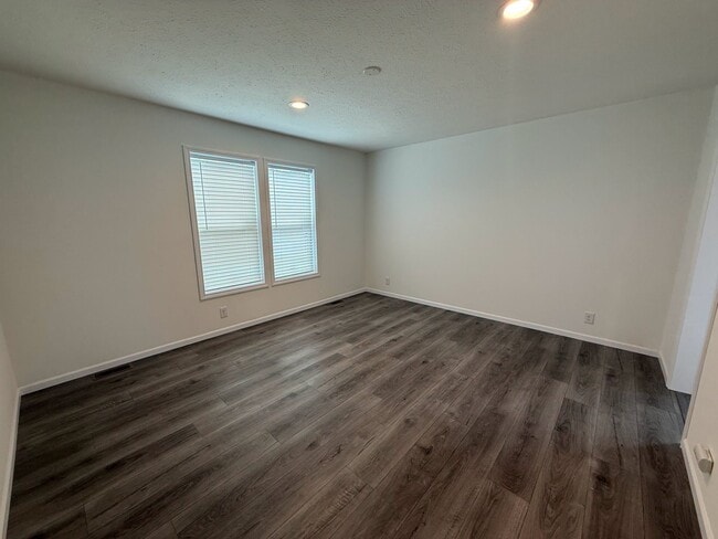 Building Photo - Spacious Pet-Friendly 3BR Home in Secure Belleville Neighborhood – Only $950/Month!