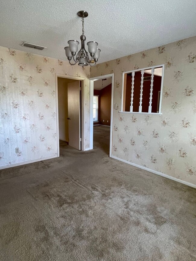 Building Photo - 4 bedroom, 2 bath, 2 car garage