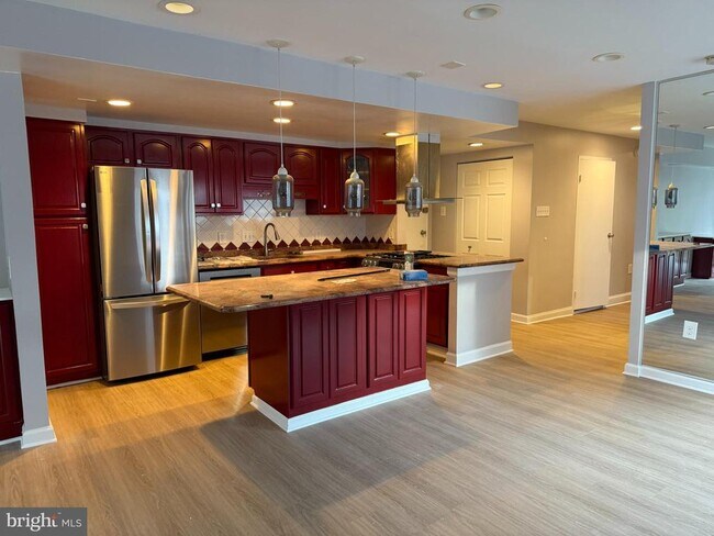 Building Photo - 10320 Westlake Dr