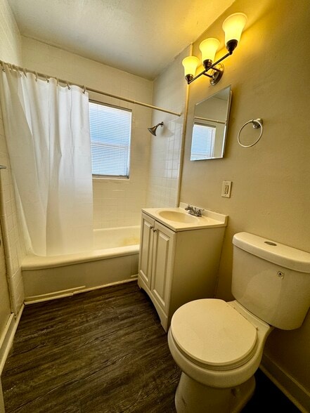 Building Photo - 2 Bed/1 Bath - Unit B