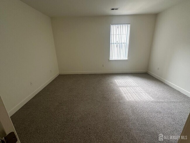 Building Photo - 88 Roosevelt Ave