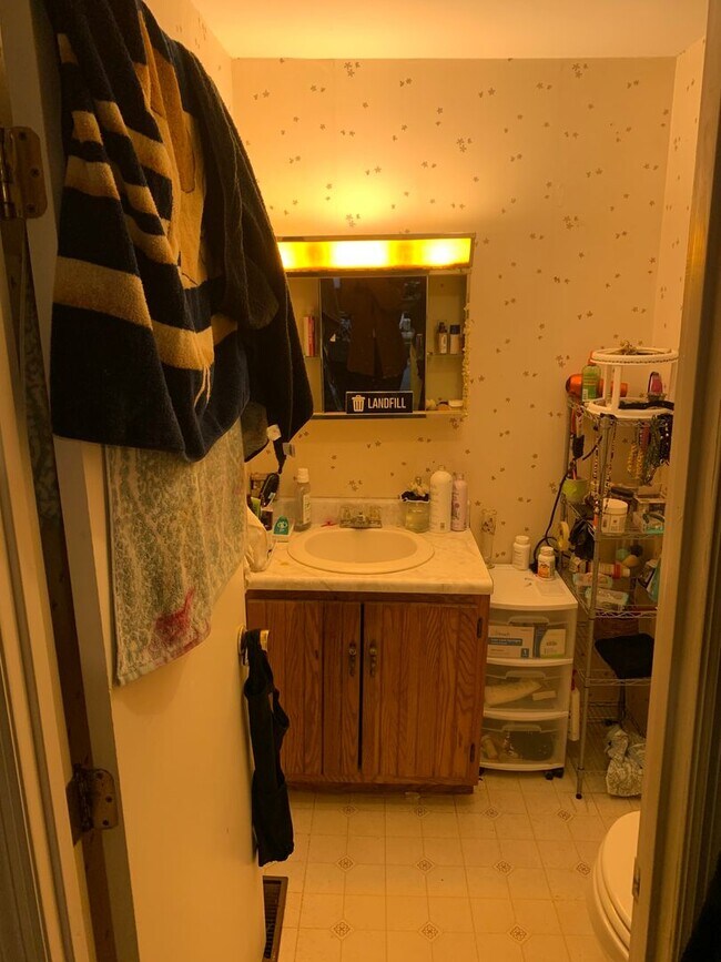 Building Photo - 3 bd/1.5 bath Charming Home just 4 blocks from IU Jacob's School of Music - Available August 2026!