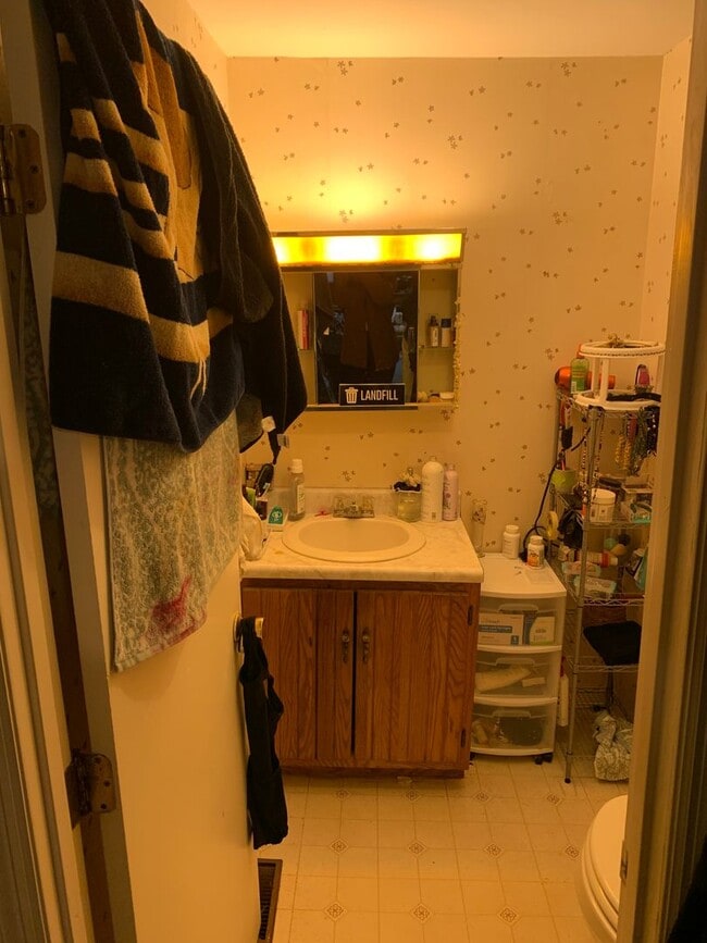 Building Photo - 3 bd/1.5 bath Charming Home just 4 blocks from IU Jacob's School of Music - Available August 2027!