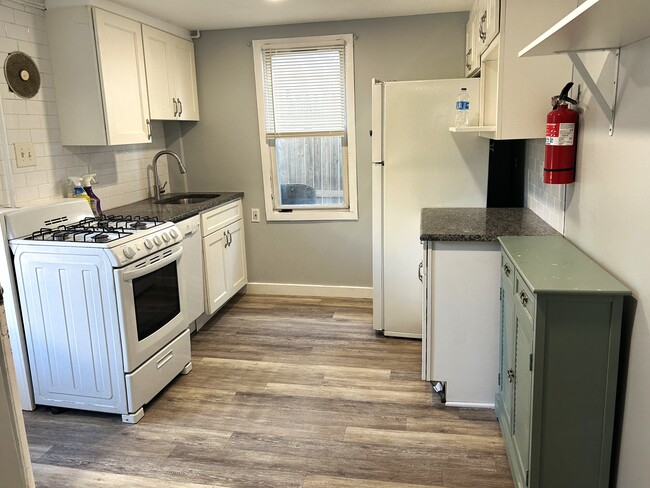 Building Photo - 215 Grant Ave