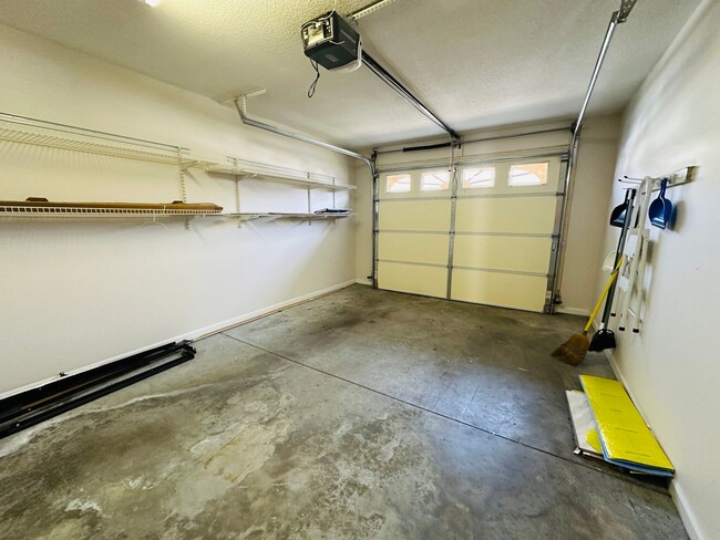 Building Photo - 2BR Condo with Garage | Vaulted Ceilings | Real Hardwood Floors | Gas Fireplace | Near UT & Downt...