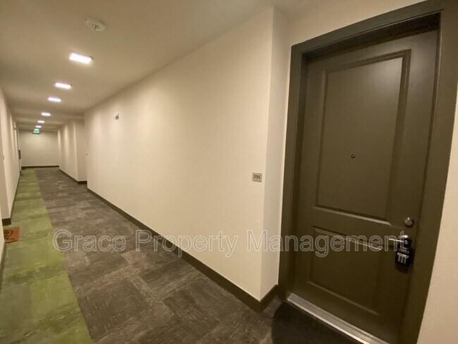 Building Photo - 981 S Sable Blvd