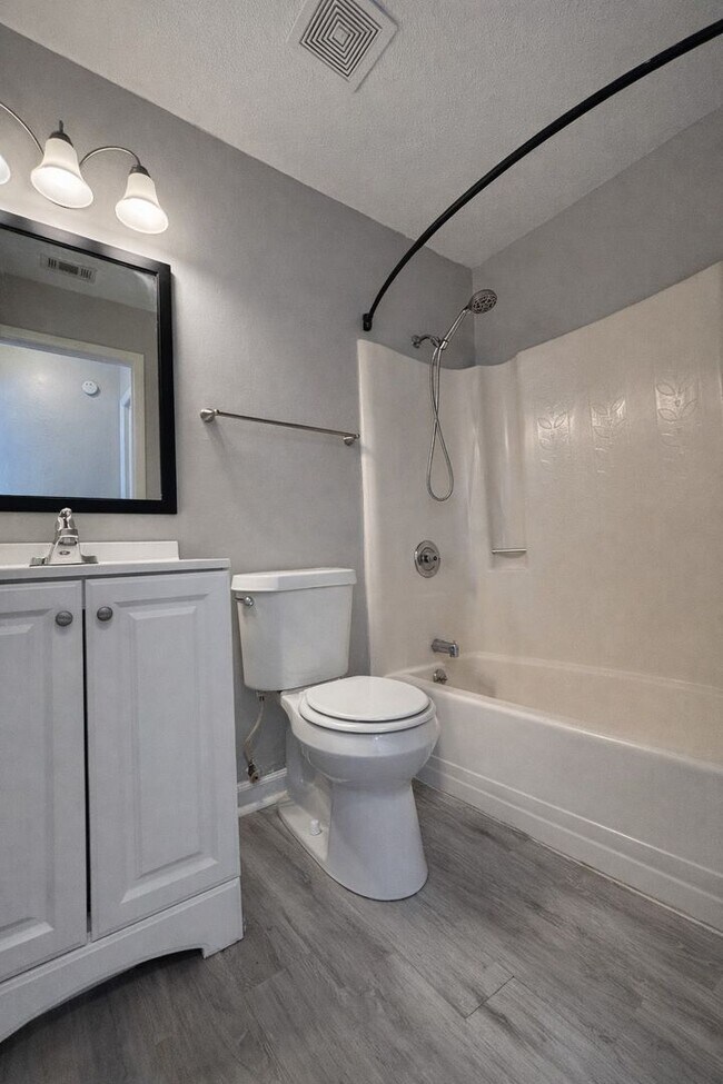 Building Photo - 1718/1720 SW Santa Barbara PL