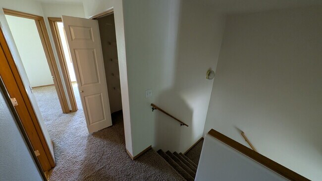 Building Photo - 4 bedroom 2.5 bath home