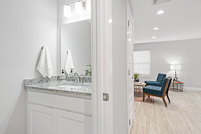 Building Photo - "Charming Denison Duplex with Granite Eleg...