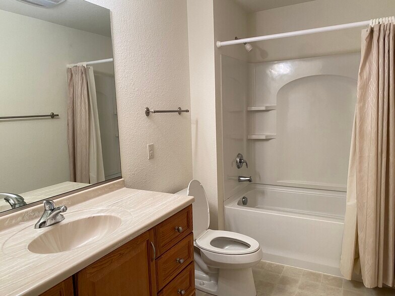 Building Photo - 303 Crestwood Ln