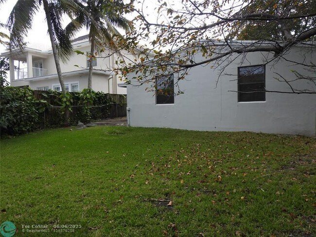 Building Photo - 1534 SW 10th Ave