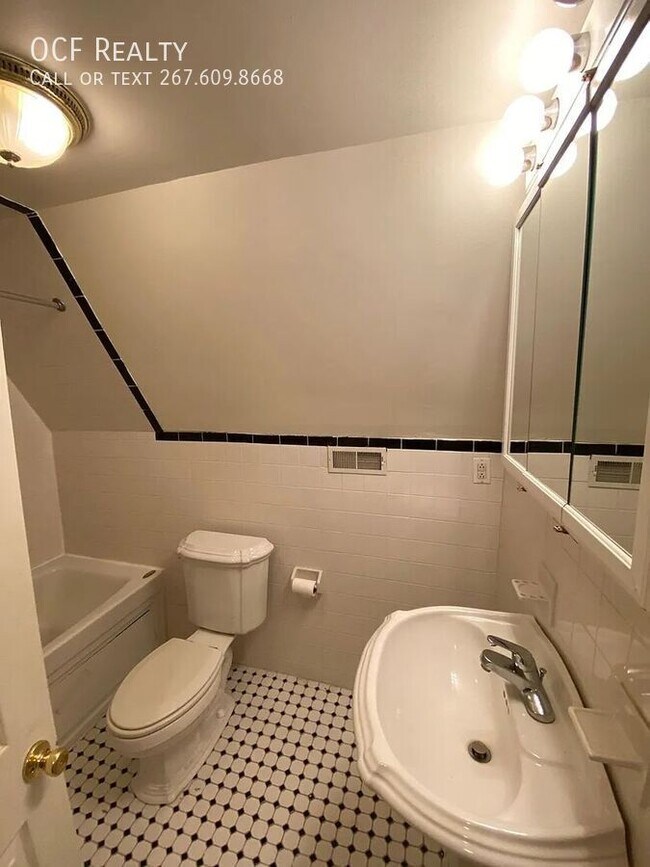 Building Photo - 316 S 43rd St