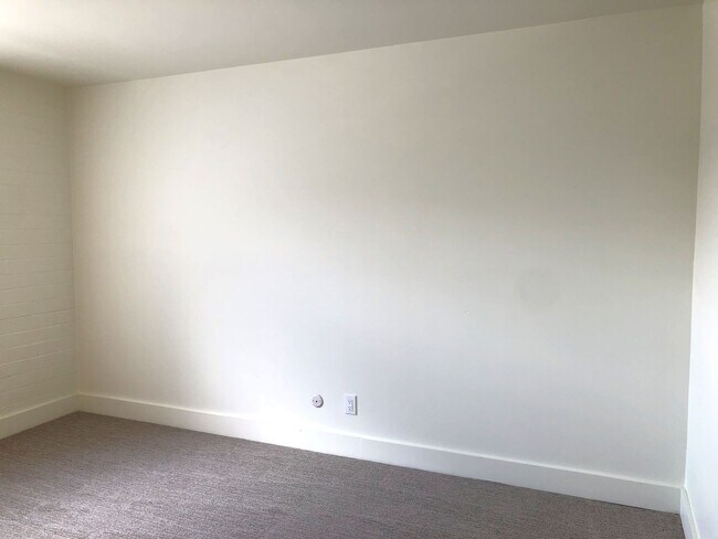 Building Photo - Beautiful 2 Bedroom Apartment with Office in Sugar House!