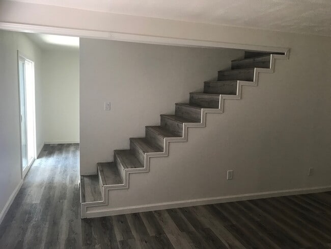 Building Photo - NEWLY RENOVATED SOUTHWEST STYLE!