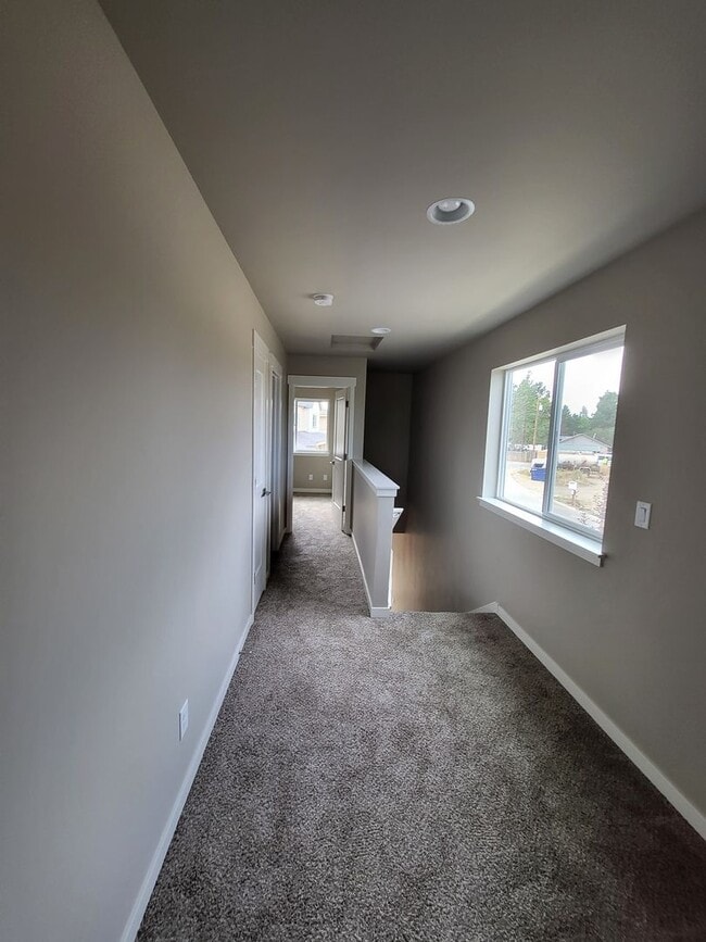 Building Photo - 61570 SE Lucia St