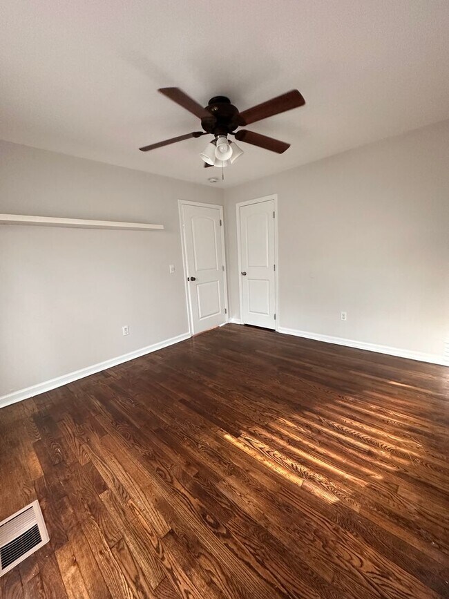 Building Photo - Cozy 2 Bed/1 Bath Single Family Home in Ea...